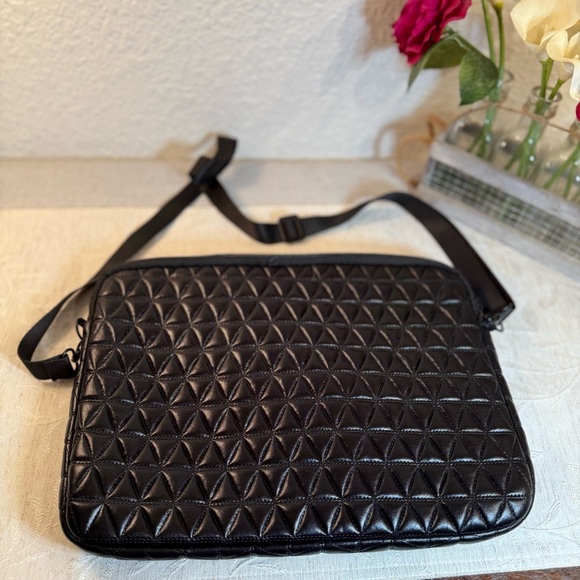 Unisex quilted reporter bag or tablet/reader bag. 10” x 14”. Black. Adjustable - Picture 3 of 6